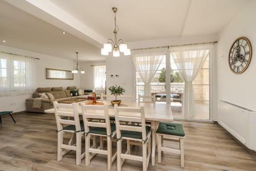 Villa Stancija Privlaka 2 With Heated Pol
