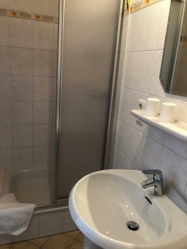 Hostal Wein Und G�stehaus H�ls