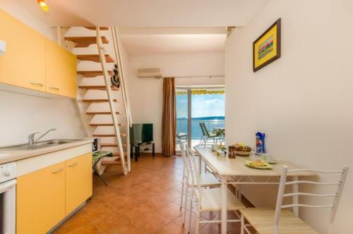 Apartment In Selce 39221