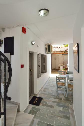Posada Urban Studios Manos