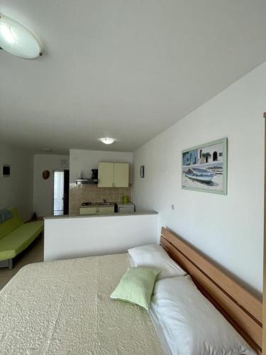 Apartments By The Sea Rogoznica - 19367