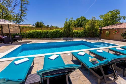 Apartman Luni S Bazenom