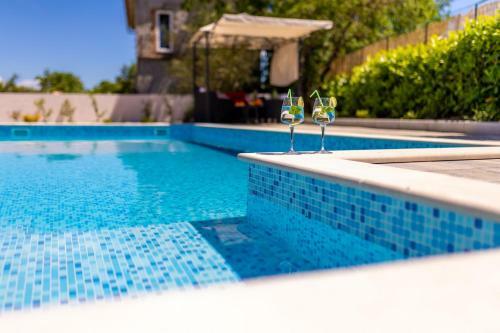 Apartman Luni S Bazenom