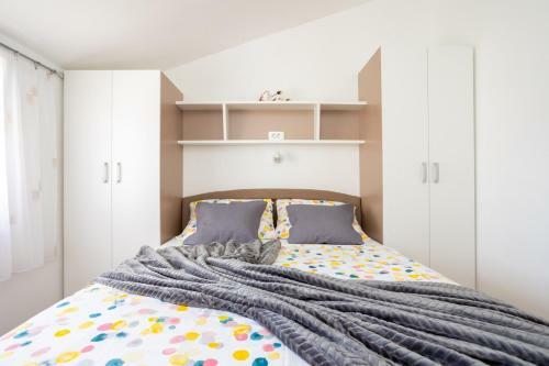 Apartman Luni S Bazenom