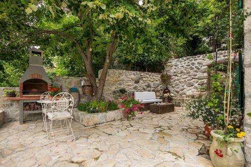 Old Stone Villa Lipa With A Hot Tub Jacuzzi