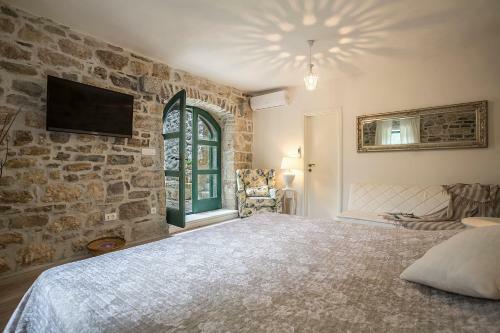 Old Stone Villa Lipa With A Hot Tub Jacuzzi