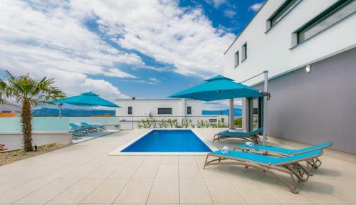 Luxury Villa With Pool, Jacuzzi And Sea View