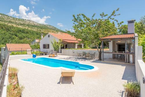 Jovi-relaxing, Fenced, Private, Heated Pool & View