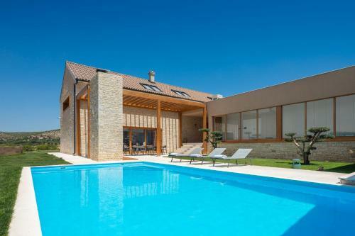 Luxury Villa Silence With Heated Pool