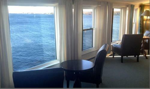 Posada The Quarterdeck Inn By The Sea