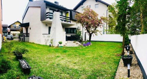 Pilot's Manor - Airport Villa