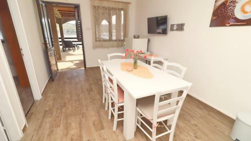 Seafront Apartment Marinka