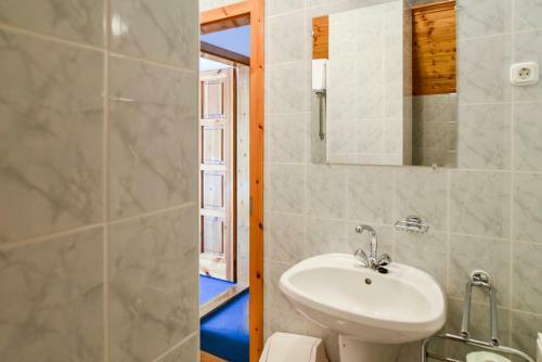 Gy?rfi Apartmanh�z Zam�rdi