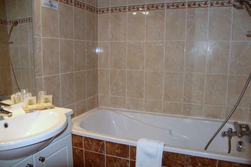 Hotel Logis Des Trois Maures