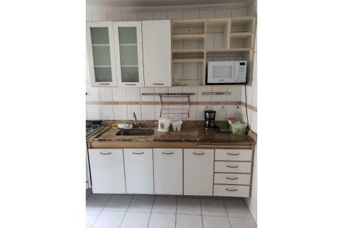 Apartamento Perto Da Praia Da Enseada Com Estacionamento Inclu�do