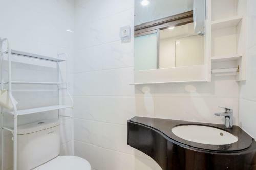 Rika Apartment At Skyhouse Bsd