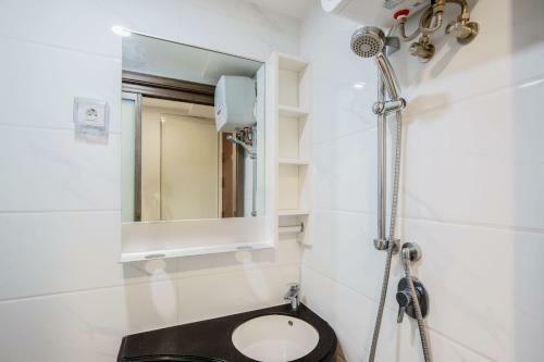 Rika Apartment At Skyhouse Bsd