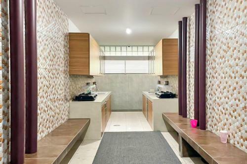Hotel Oyo 90708 Kbr Home