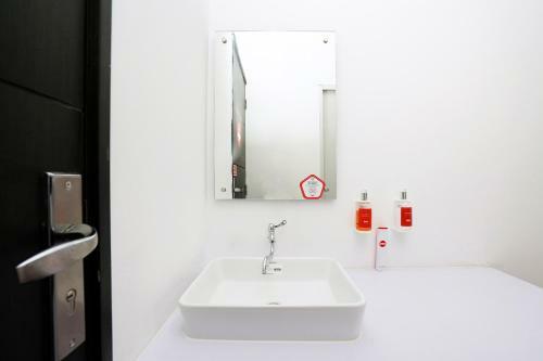 Hotel Vaccinated Staff - Oyo Flagship 910 Menara Rungkut Surabaya