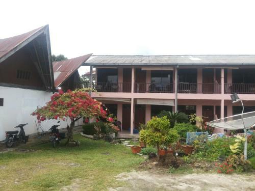 Hostal Bernard Guest House & Resto Redpartner