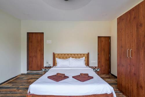 Villa Saffronstays Coral Hues