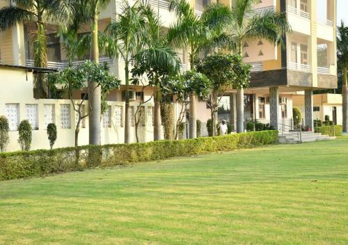 Hotel S K Resort & Marriage Garden