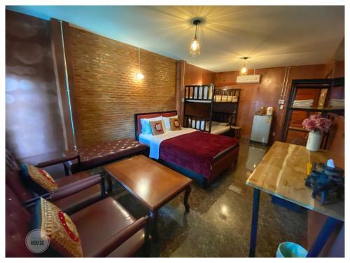 Hostal The One House