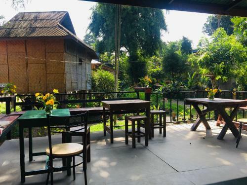 Golden Hut -chill Bungalows In Town??????????