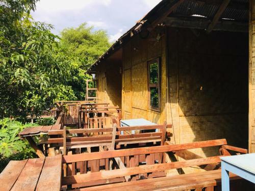 Golden Hut -chill Bungalows In Town??????????