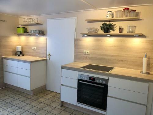 Gro�z�giges Reetdachhaus An Der Nordsee