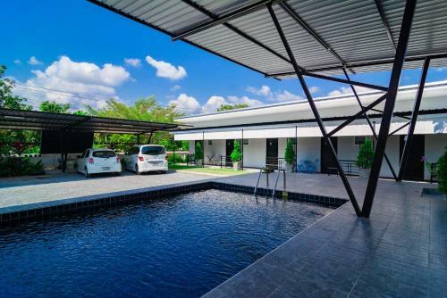 Hotel Vaccinated Staff - Oyo 533 Runya Poolvilla