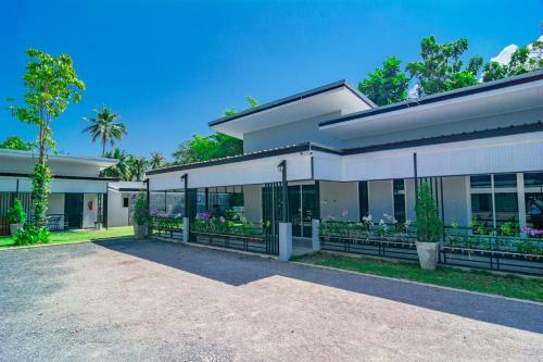Hotel Vaccinated Staff - Oyo 533 Runya Poolvilla