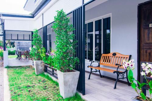 Hotel Vaccinated Staff - Oyo 533 Runya Poolvilla