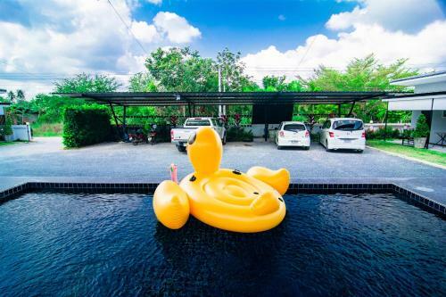 Hotel Vaccinated Staff - Oyo 533 Runya Poolvilla
