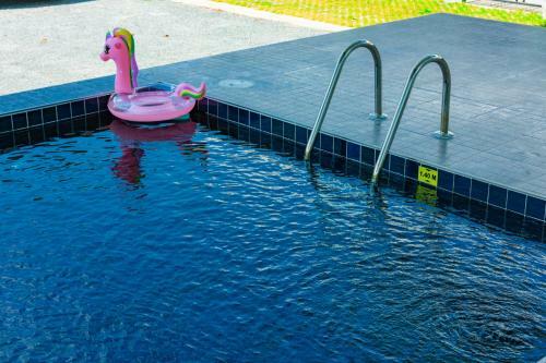 Hotel Vaccinated Staff - Oyo 533 Runya Poolvilla