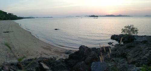 Hotel Jansom Beach Resort