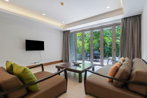 Pearl Of Naithon - Beachfront Apartments