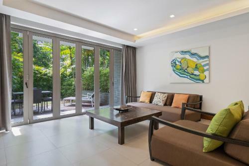 Pearl Of Naithon - Beachfront Apartments