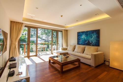 Pearl Of Naithon - Beachfront Apartments