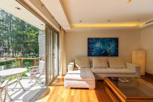 Pearl Of Naithon - Beachfront Apartments