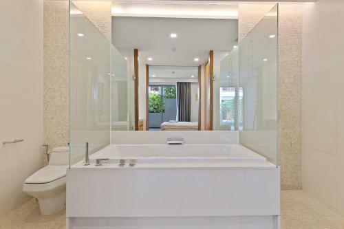Pearl Of Naithon - Beachfront Apartments