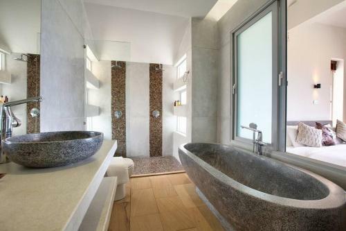 6 Bedroom Luxury Villa Moon