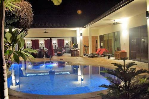 4 Bedroom Villa 4 ~ 30 Seconds Walk To The Beach