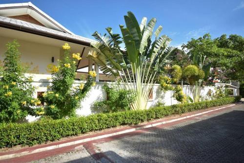 4 Bedroom Villa 4 ~ 30 Seconds Walk To The Beach