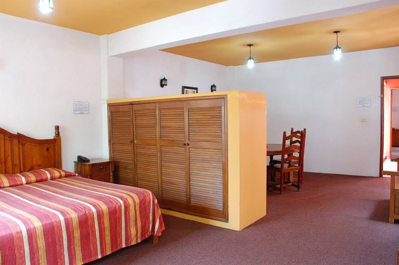 Mes�n Real Hotel & Suites