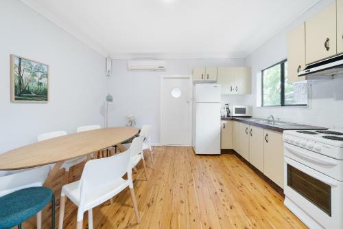Retro Beach Shack Semi Detached, 2 Min Walk To Beach-lilly Pilly