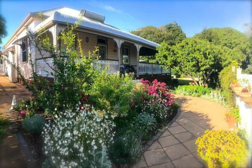 Pineapple Cottage