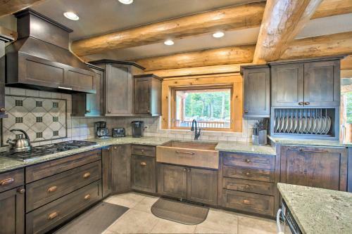Luxe Black Hawk Retreat With Private Hot Tub!