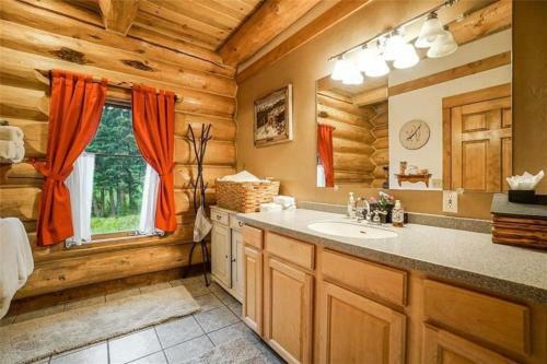 Copper Hideaway - Large Exquisite Cabin In The Rocky Mountains! Cabin