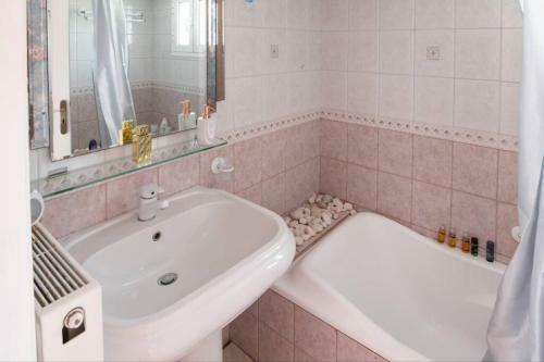 Apartamento Aliki's Top Floor Suite With Shared Infinity Pool!